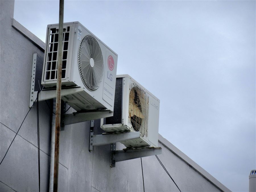 Unidade de ar condicionado em edifício, manutenção e reparação