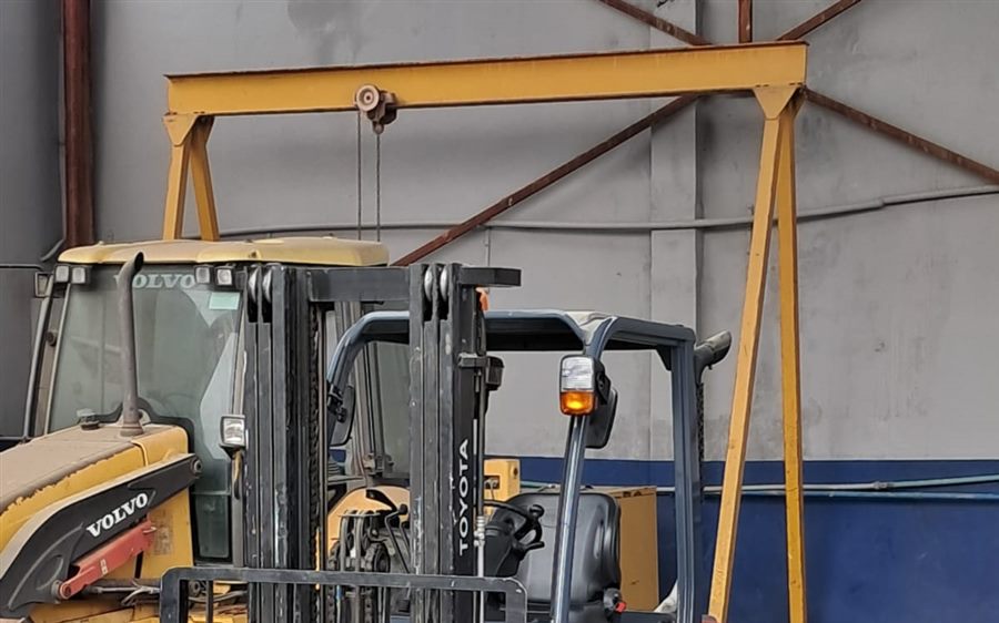 Camião de carga em operação de transporte